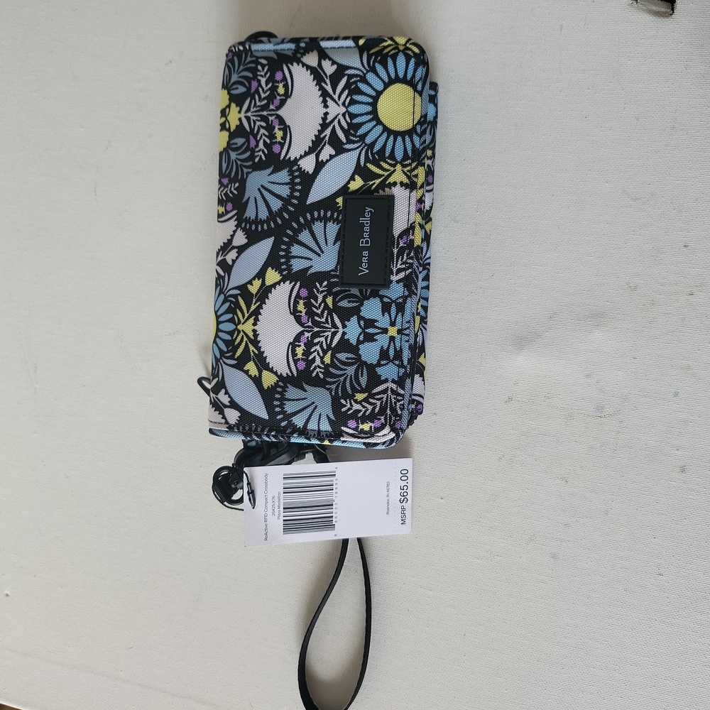 Nwt Vera BradleyReActive RFID Compact Crossbody Bag in Plaza Medallion
